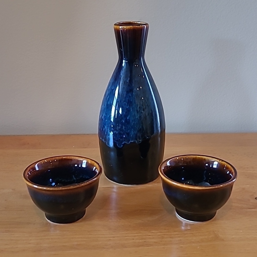 LEEJIN Beautiful Saki Set Includes the Carafe Bottle & Two Cups, Made in Korea